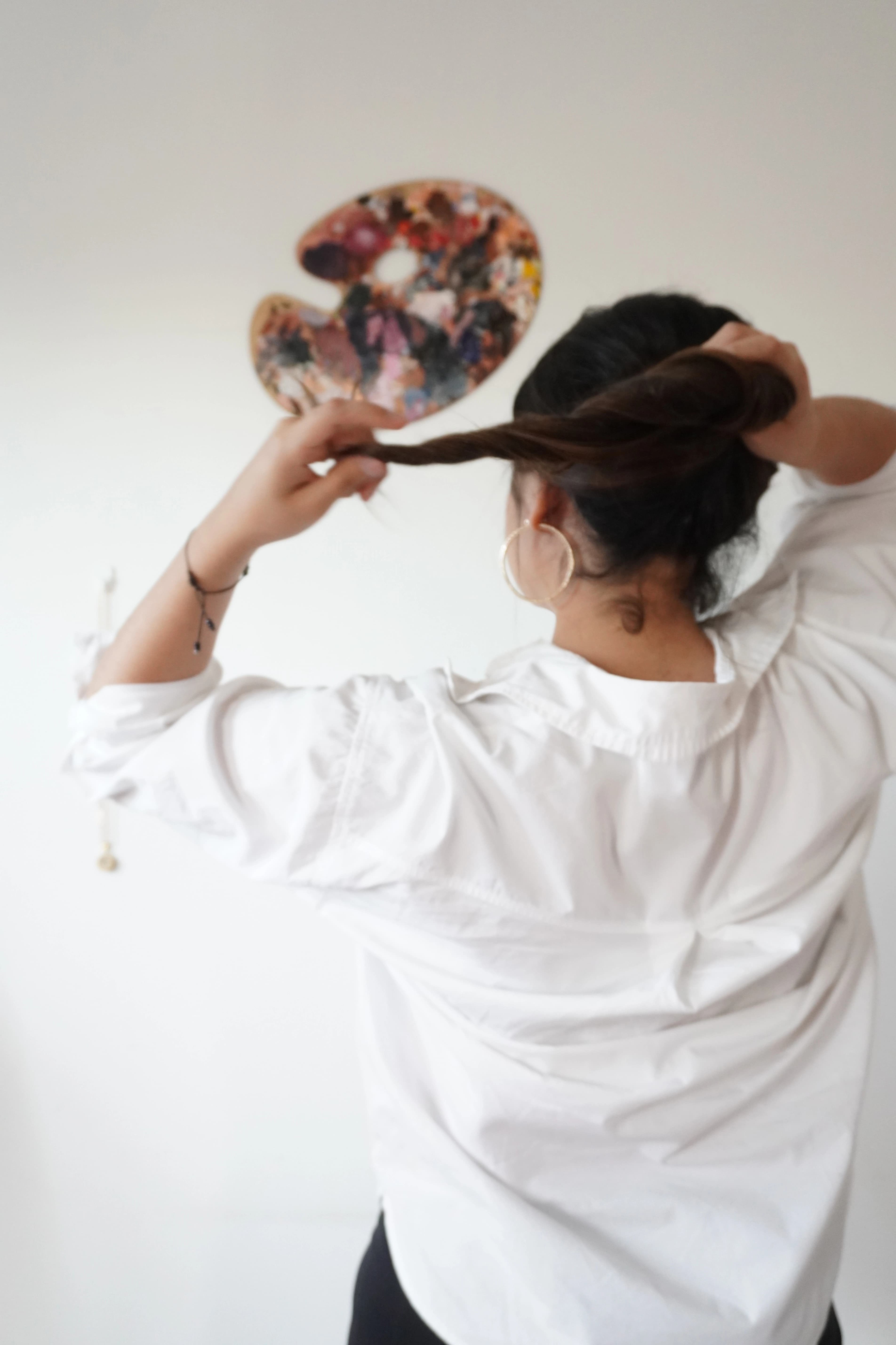 Estudio de arte — pinceles y paleta de colores cálidos sobre lienzo